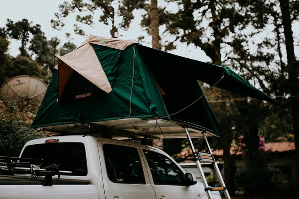 Quels sont les équipements nécessaires pour un camping en région de dunes désertiques?