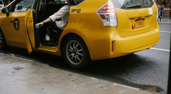 Taxi entre lyon et saint-Étienne : votre transfert 24/7 !
